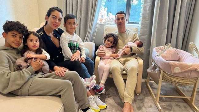 Via rede social, Cristiano Ronaldo comunica que Georgina Rodríguez e filha já estão em casa.