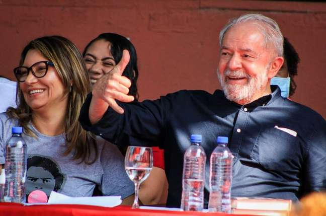Ao lado da companheira, Janja, e de outros apoiadores, Lula falou sobre a juventude humilde e pediu que moradores da favela incentivem os mais novos a tirar o título de eleitor. 