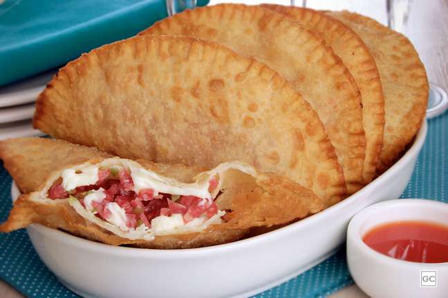 Pastelzinho de salame cremoso – Foto: Guia da Cozinha