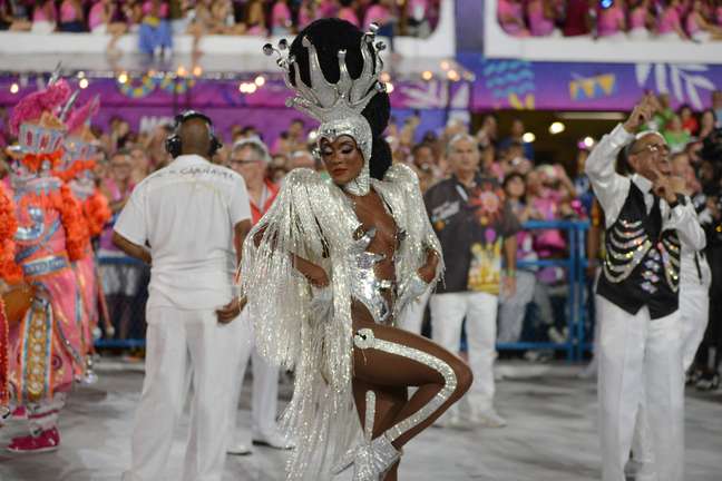 Erika Januza fez sua estreia como rainha de bateria da Viradouro