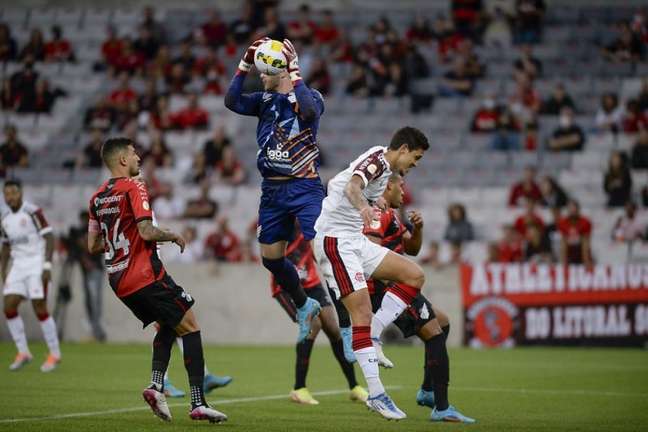 Contra o Athletico, Flamengo teve o menor número de finalizações no Brasileiro e alto índice de bolas alçadas