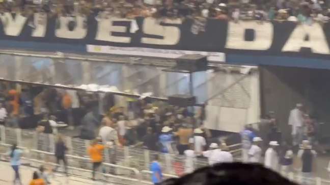 Torcida briga em camarote após desfile da Gaviões da Fiel