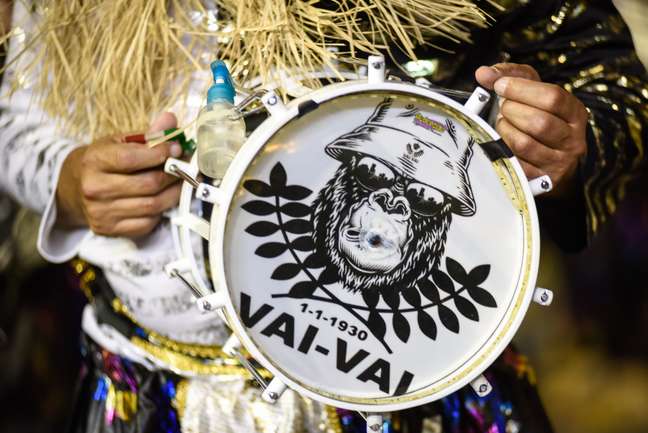 Integrantes da escola de samba Vai-Vai se preparam para o desfile da agremiação na segunda noite de desfiles do Grupo Especial do Carnaval