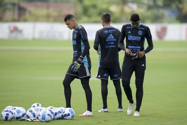 Site vaza possível novo uniforme de goleiros do Flamengo; veja o modelo