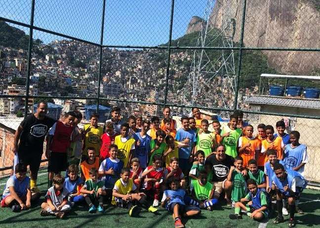 O Museu da Pelada distribui materiais esportivos a escolas de futebol da periferia 