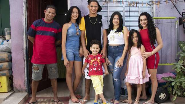 'É uma grande vitória para todos os moradores', diz Robenilton Rosa dos Santos, à esquerda na foto tirada com toda sua família