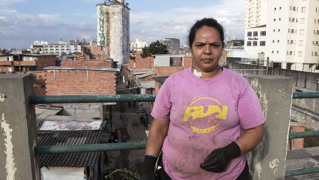 Alessandra Moja Cunha em frente aos silos do antigo Moinho Central, que deu nome à favela