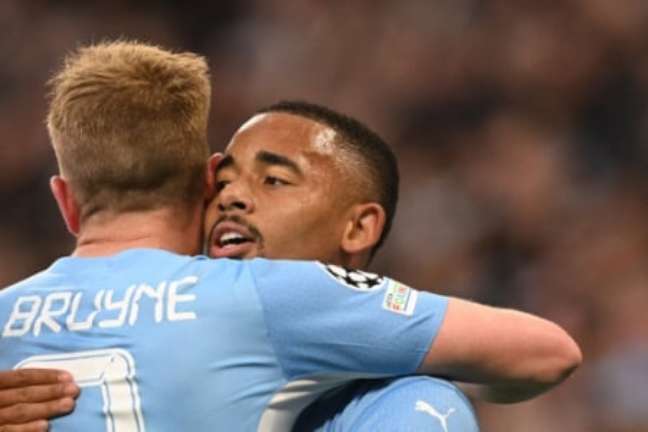 Gabriel Jesus e De Bruyne marcaram os primeiros gols do City (Foto: PAUL ELLIS / AFP)