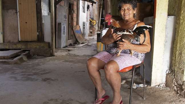 'Quando a Sabesp chegar, vai ser um sonho da gente', diz Dona Zefa, de 71 anos, que sofre com alagamentos quando chove mais forte