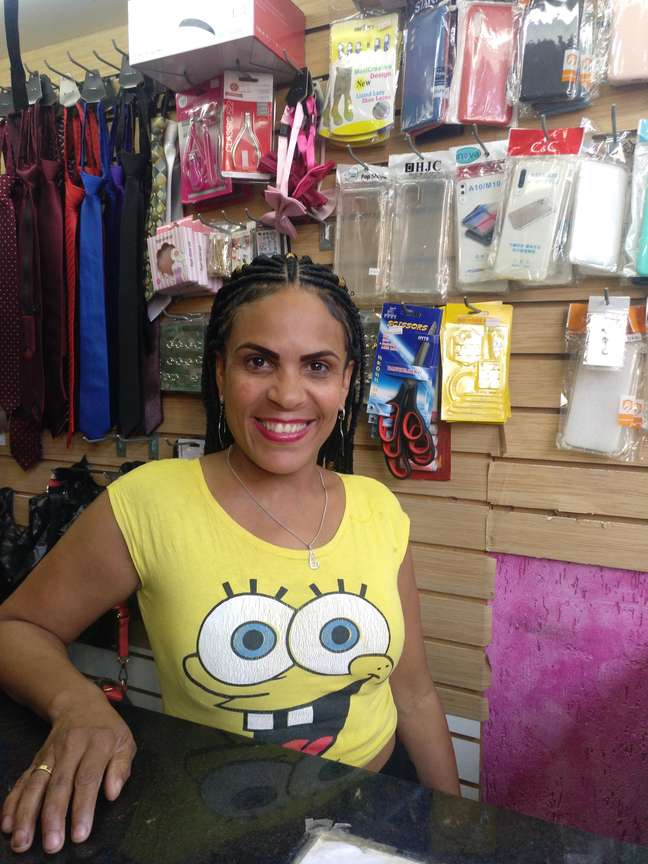 A loja em que Cristiana Lobo Costa trabalha raramente recebe pagamentos em dinheiro