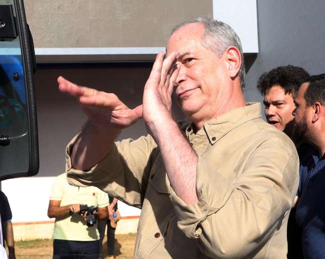 O pré-candidato à presidência da República pelo PDT, Ciro Gomes, bate boca com apoiadores do presidente Jair Bolsonaro, na tarde desta quinta-feira ( 28)