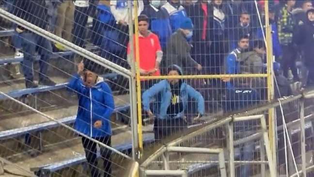 Torcedores da Universidad Católica imitam macaco e atiram pedras e sinalizador em flamenguistas