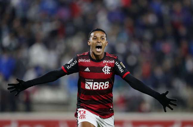 Flamengo vence Católica e continua 100% na Libertadores