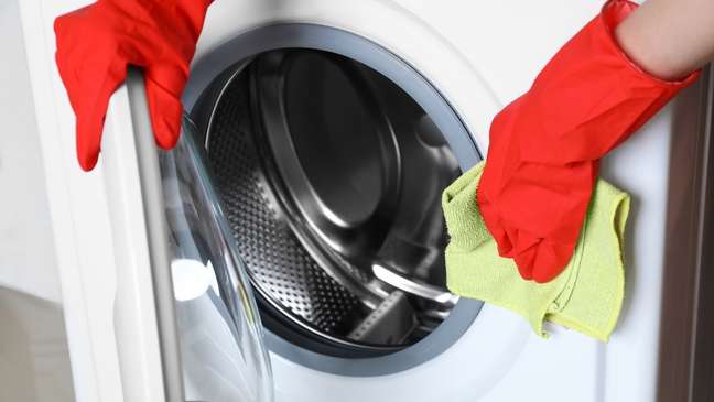 Limpar a máquina de lavar corretamente é muito importante para o bom funcionamento desse item