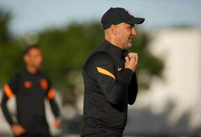 Vitor Pereira pode comandar o Corinthians na beira do campo pelo Brasileirão