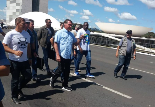 Bolsonaro chegou por volta das 11h30 ao ato organizado por seus apoiadores contra o STF em Brasília