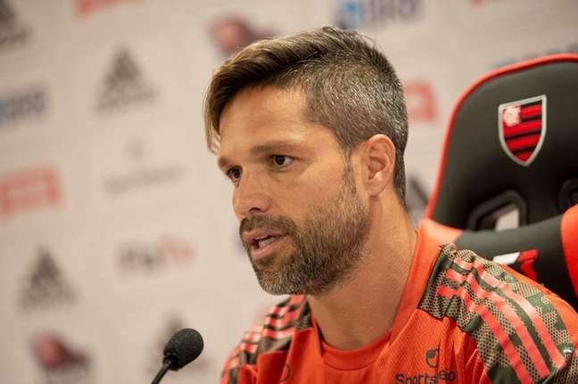 Diego Ribas cria empresa para apoio mental a jogadores e cita ausência de psicólogo no Flamengo