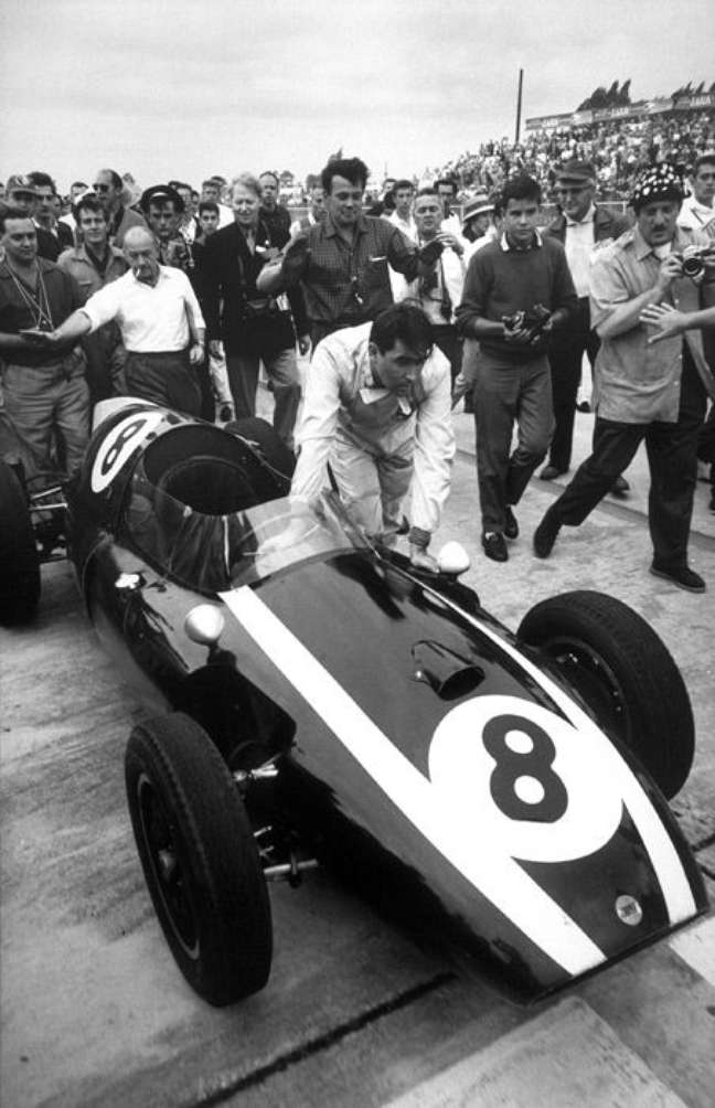 Brabham empurrando seu Cooper para a partida.  E ao título