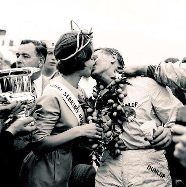 Bruce McLaren comemorando sua vitória em grande estilo....