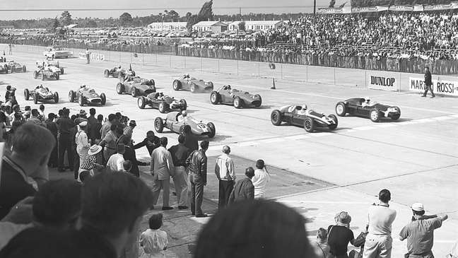 Largada do GP dos EUA de 1959. Da direita para a esquerda: Moss (7), Brabham (8) e Schell (19).  Brooks estava com o #2
