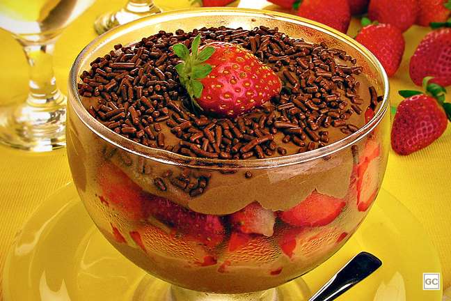 Mousse de chocolate com morango/Sobremesas para o Dia das Mães fáceis e irresistíveis – Foto: Guia da Cozinha
