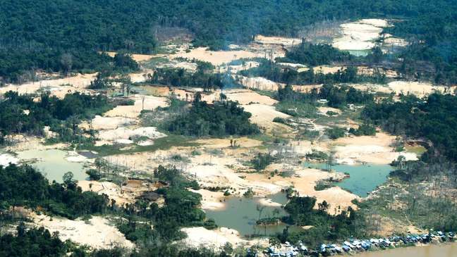 Danos provocados pelo garimpo ilegal na região do rio Uraricoera, na Terra Indígena Yanomami