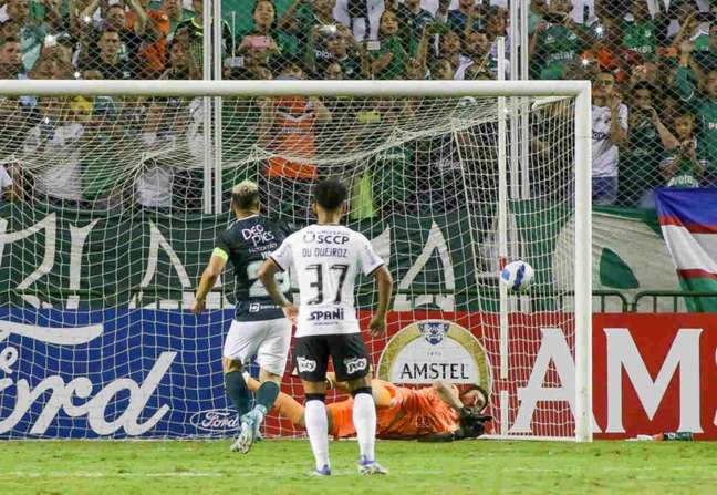 Cássio bate própria marca desde 2020 no alvinegro