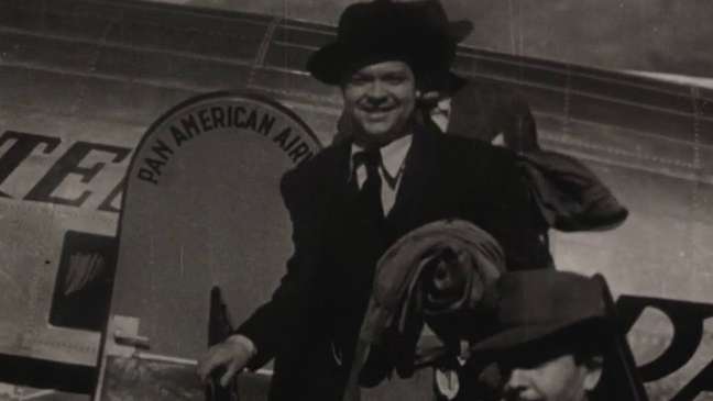 Welles sorri ao desembarcar no Aeroporto Santos Dumont
