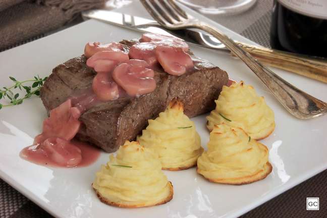 Filé-mignon com batata duchesse – Foto: Guia da Cozinha