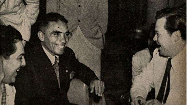 O jornalista Edmar Morel (1912-1989), o jangadeiro Jacaré e Welles, durante uma confraternização no Copacabana Palace
