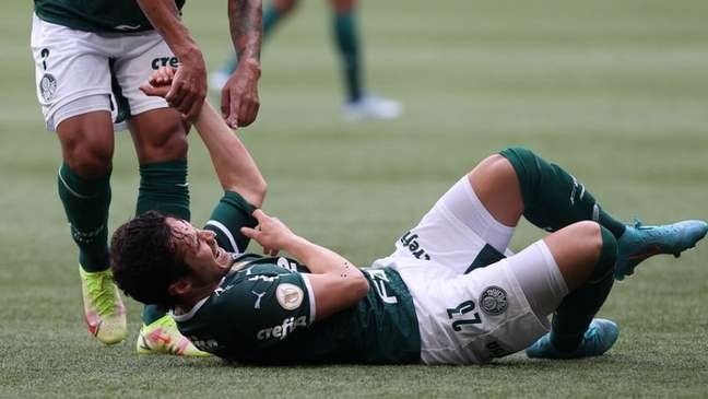 Raphael Veiga vai ao chão: arbitragem mereceu críticas e sugestões de Abel após o jogo (Foto: Cesar Greco/Palmeiras)