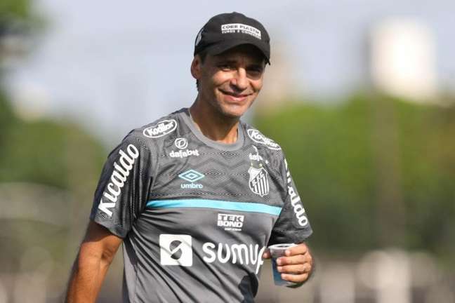 Fabián Bustos tem 100% de aproveitamento na Vila Belmiro (Foto: Divulgação / Santos FC)