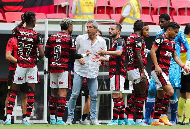 Paulo Sousa conversa com Gabigol e Everton Ribeiro 