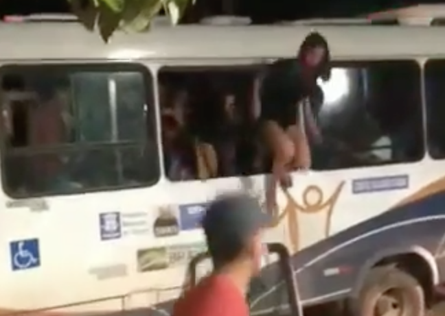 Adolescentes dançam em delegacia e quebram ônibus após serem retirados de festa no Piauí