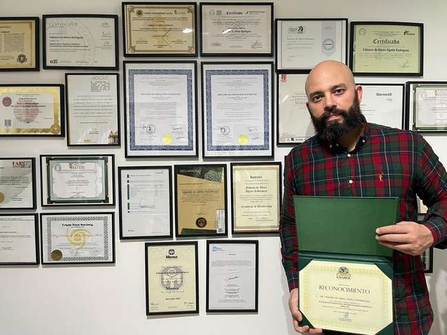 Fabiano de Abreu tem mais de 55 diplomas