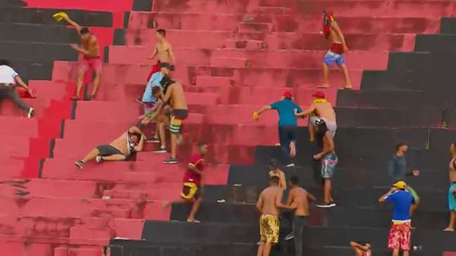 Momento em que torcedores do Sport invadiram setor destinado aos torcedores do Timão (Foto: Reprodução/SporTV)