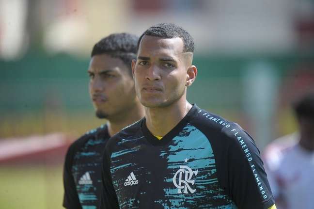 Na ausência de titular, jovem da base é relacionado para jogo do Flamengo