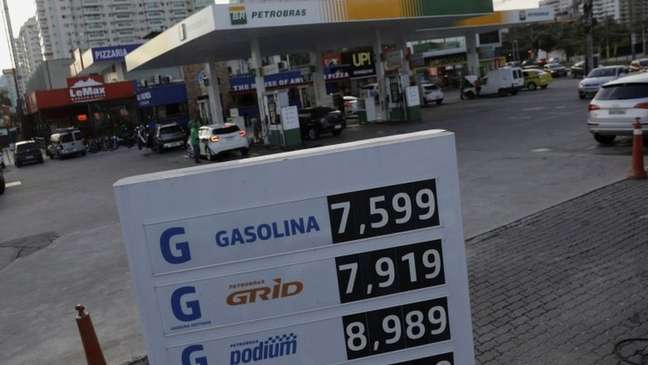 O preço médio do litro da gasolina ficou em R$ 7,283 na última semana de abril