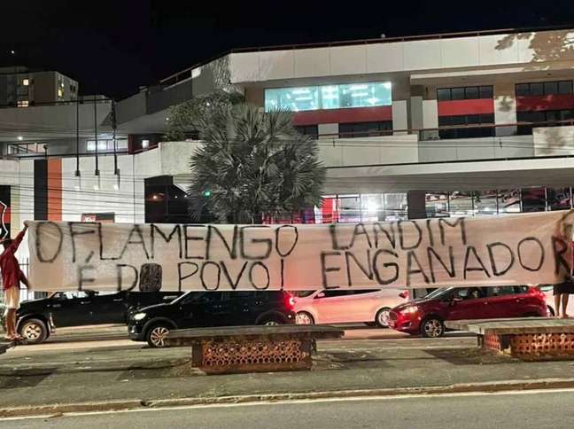 Grupo de torcedores do Flamengo protesta na porta da sede na Gávea (Foto: Reprodução)