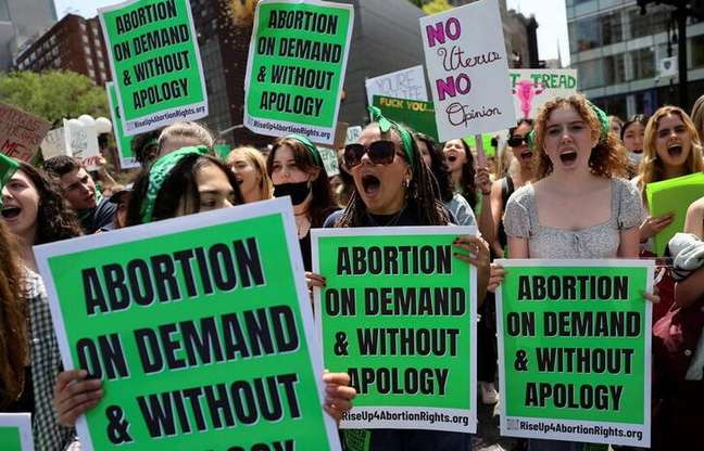 Estudantes fazem protesto a favor do aborto em Nova York