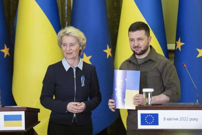 Os presidentes da Comissão Europeia, Ursula von der Leyen, e da Ucrânia, Volodymyr Zelensky, durante encontro em Kiev, em 8 de abril