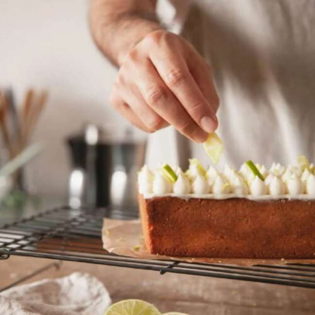 Aprenda como fazer bolo de limão simples em casa.