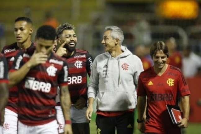 Paulo Sousa ao lado de Gabigol em Volta Redonda (Foto: Gilvan de Souza/Flamengo)