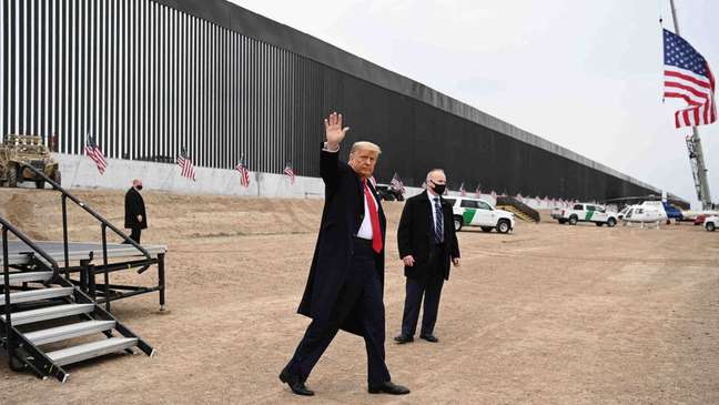 Trump afirmou que seu muro na fronteira seria "instraponível"