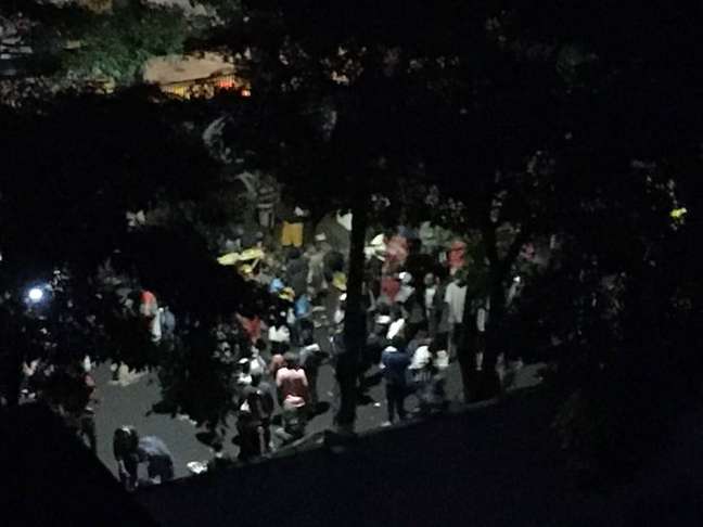 Por volta das 23h, dezenas de pessoas se aglomeraram na Rua Helvétia próximo ao cruzamento com a Avenida São João