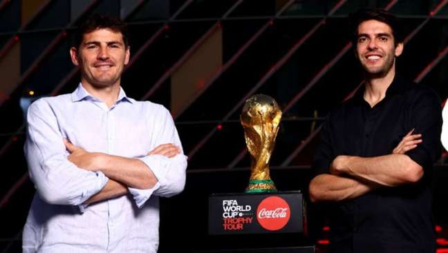 Casillas e Kaká compareceram ao evento de lançamento do tour da taça da Copa do Mundo, nos Emirados Árabes