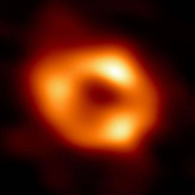 O buraco negro do centro da Via Láctea rodeado por gás superaquecido