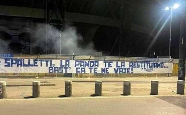 Torcedores do Napoli exibiram faixa com mensagem dizendo ter roubado o carro do técnico Luciano Spalletti e prometendo devolver o veículo apenas em caso de demissão do treinador.