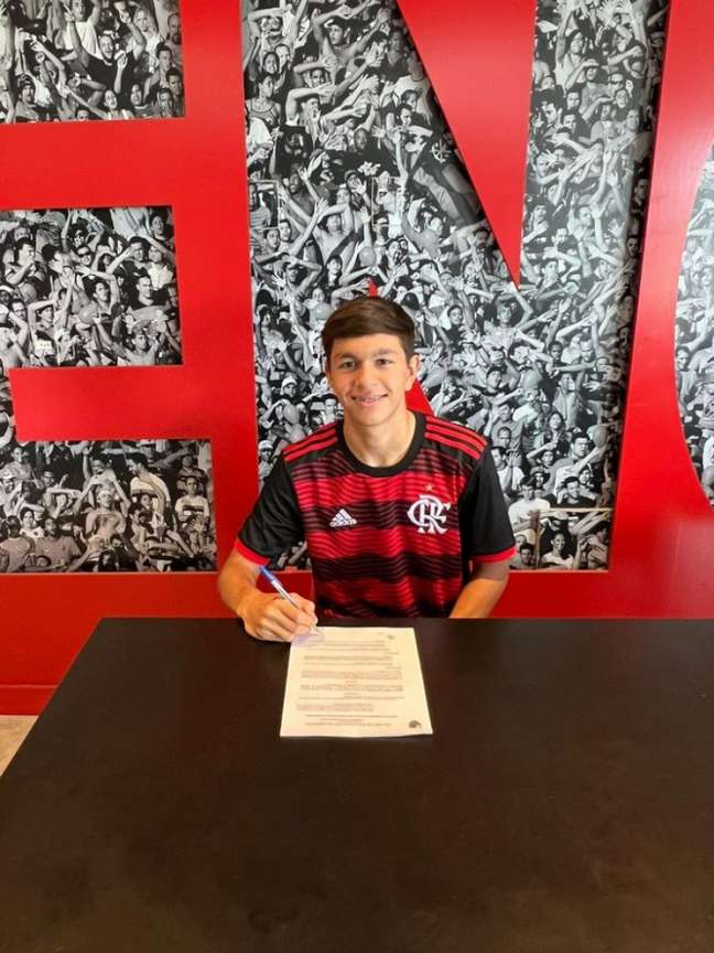 Goleador de 14 anos assina contrato de formação com o Flamengo