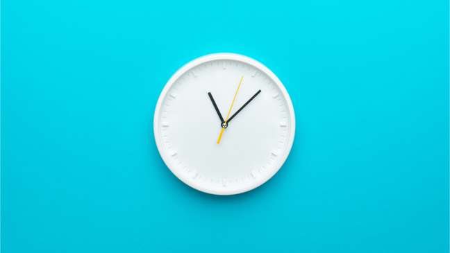 Já olhou para o relógio e viu 11:11, 13:13 ou até mesmo 12:21? Horas iguais são sincronicidades e a gente te explica tudo sobre isso – Shutterstock